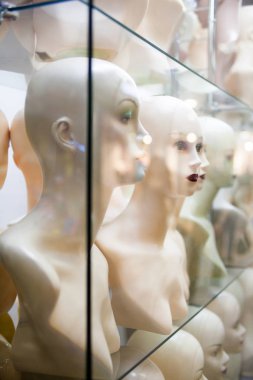 Mağaza vitrininde çıplak kadın mankenler..