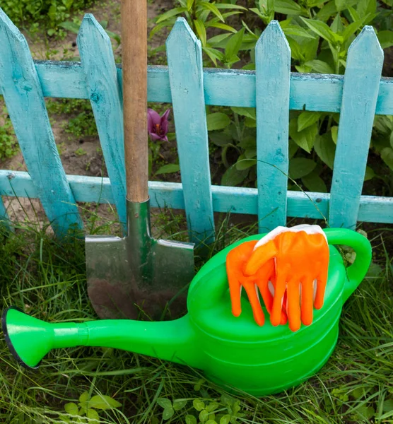 Besproeiingsbus, beschermende handschoenen en metalen schoppen. — Stockfoto