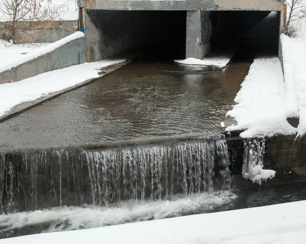 Flux d'eau sortant du tunnel — Photo