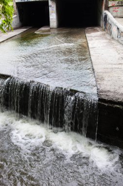 Su akıntısı yeraltı tünelinden akıyor.