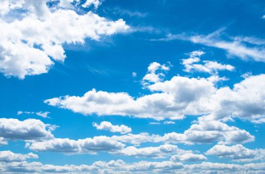 Beyaz bulutlu mavi gökyüzü
