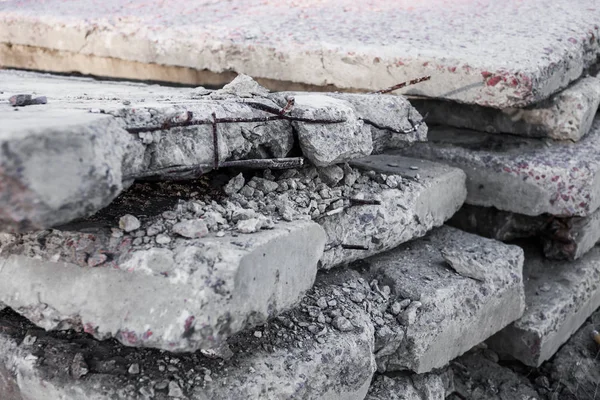 Eski ve hasarlı beton bloklar. — Stok fotoğraf