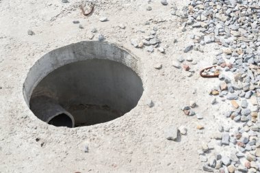 Yeni beton blokta kapaksız rögar deliği 