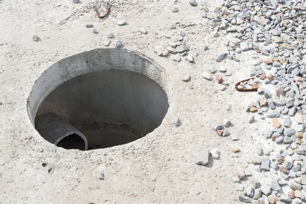 Manhole without cover in new concrete block — Stock Photo, Image