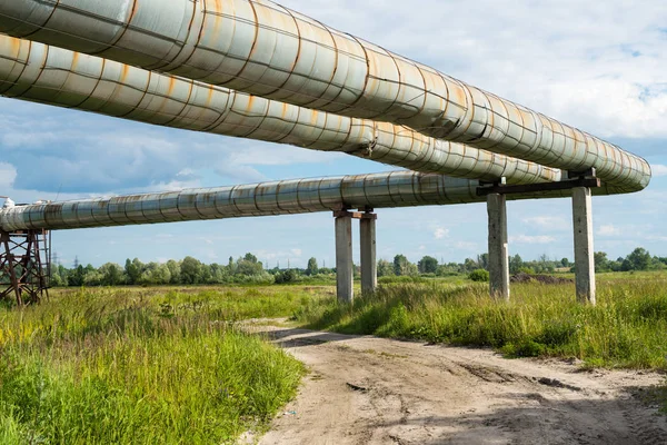 Seção elevada dos gasodutos acima da estrada de terra — Fotografia de Stock