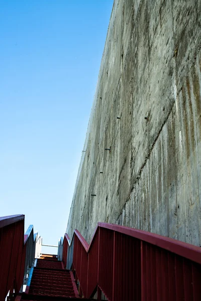 회색 콘크리트 벽 위에 있는 금속 계단 — 스톡 사진