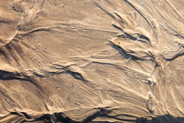 Surface de sable avec le relief formé par les courants d'eau — Photo