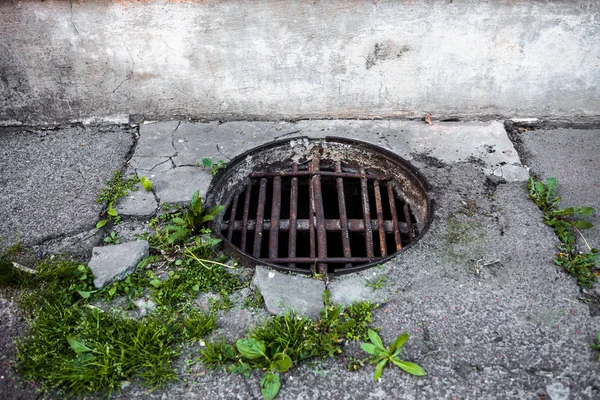 Manhole with the handmade metal armature cover — Stock Photo, Image