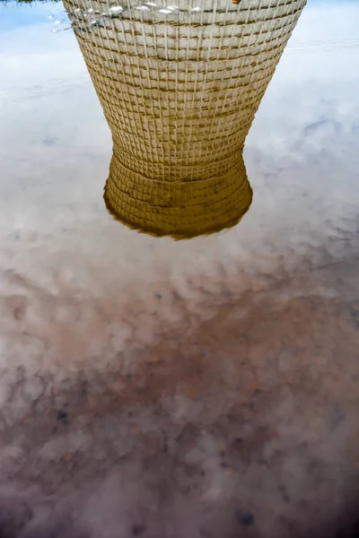 Torre de refrigeración de la planta de cogeneración reflejada en el agua —  Fotos de Stock