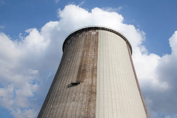 コージェネ工場の冷却塔 — ストック写真