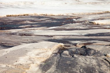 Su akıntılarının oluşturduğu rahatlama ile kumlu arazi