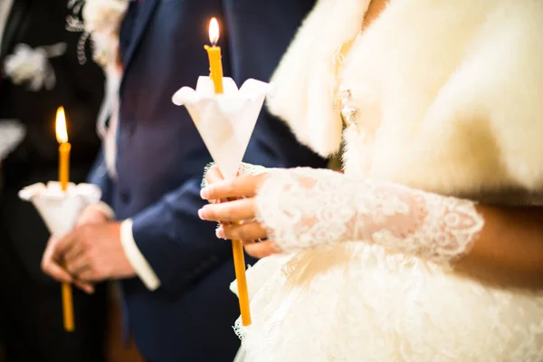 Huwelijksceremonie in orthodoxe kerk. — Stockfoto