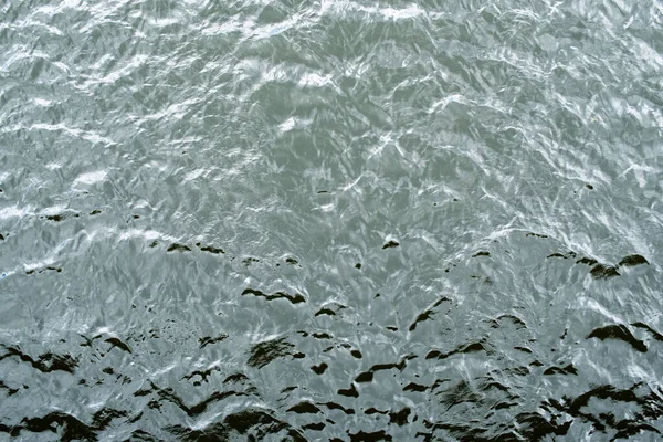Zimna i głęboka powierzchnia wody z falami — Zdjęcie stockowe