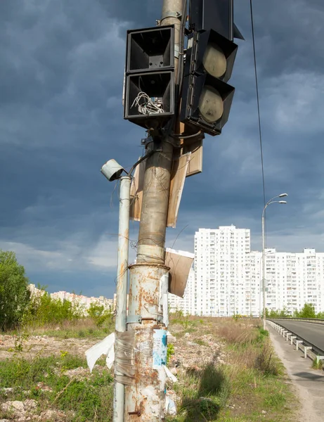 Broken traffic lights on the post. — Stock Photo, Image