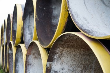 Yeni metal borular yığını