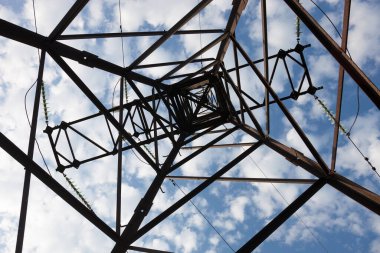 Bulutlu gökyüzü arka planına karşı elektrik direği