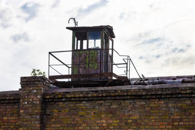 Endüstriyel santral tuğla duvarında eski nöbetçi kulübesi