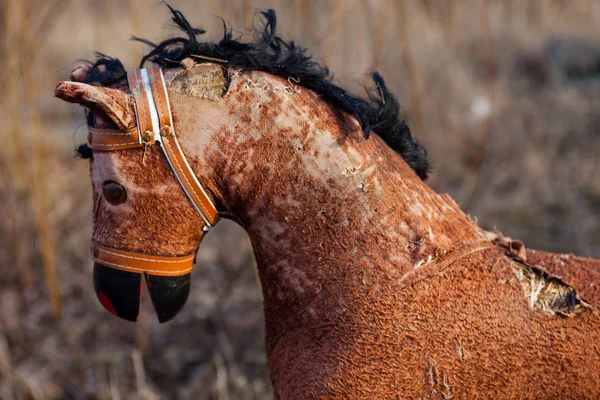 Detailní záběr starého zahozeného houpacího koně — Stock fotografie