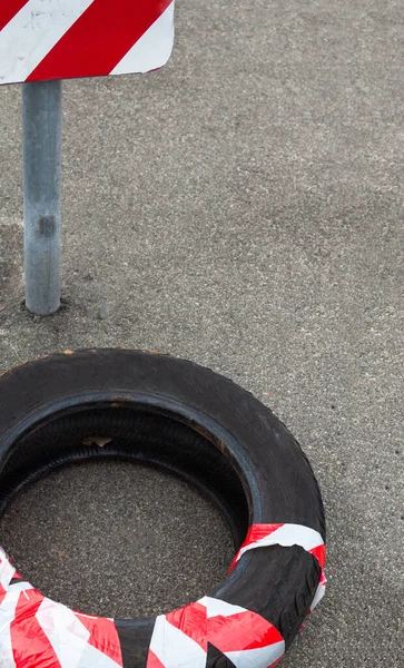 Кришка шин, обгорнута червоно-білою смугою безпеки — стокове фото
