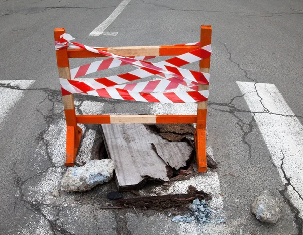 Pothole Pedestrian Crossing Road Wooden Safety Barrier Safety Strip Pothole — Stock Photo, Image