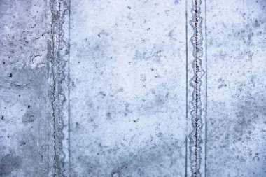 Gri beton yüzey, birleşik hatları ve zengin ve çeşitli dokuları engelliyor.. 