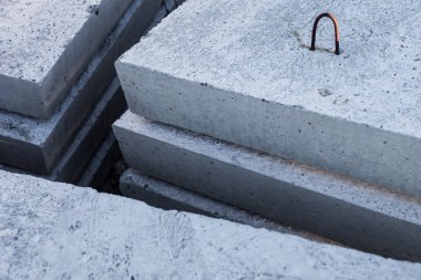 İnşaat alanında yeni beton bloklar yığını.