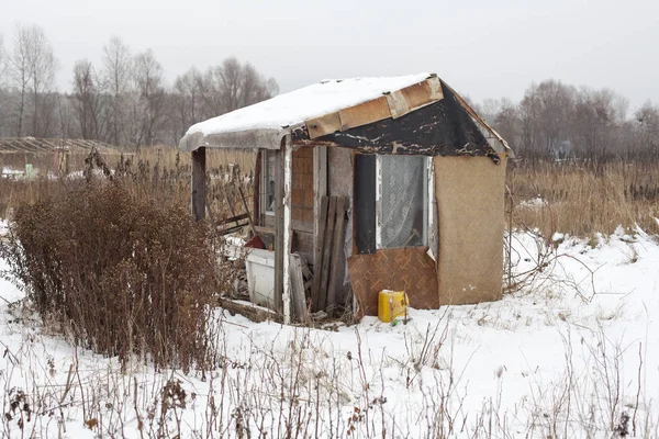 冬は雪に覆われた仮設住宅 — ストック写真