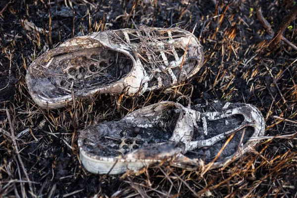 Zapatos Viejos Quemados Hierba Quemada — Foto de Stock