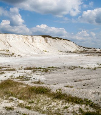 Ukrayna 'nın Sumy bölgesinde tebeşir madenciliği. Kireçtaşı ocağı. Açık madencilik. Tebeşir tepeleri.