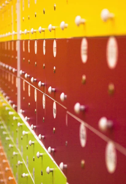 Шкафчики Раздевалке Яркие Желтые Красные Двери — стоковое фото