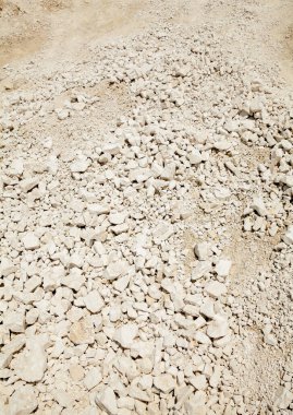 Ukrayna 'nın Sumy bölgesinde tebeşir madenciliği. Kireçtaşı ocağı. Açık madencilik. Tebeşir tepeleri. Tebeşir yüzeyi.