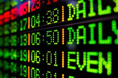 Tren istasyonunda tren tarifeli bilgi panosu.