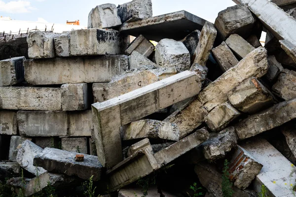 Hasarlı Beton Blokların Büyük Yığını — Stok fotoğraf