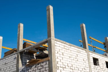 Yeni beyaz tuğla evin inşaatı.