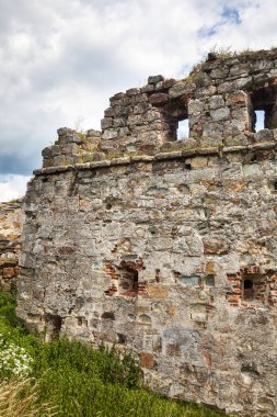 Ukrayna Karpatlar 'daki eski şatonun kalıntıları (16. yüzyıl, Nadvirna kasabası yakınlarındaki Pniv köyü))