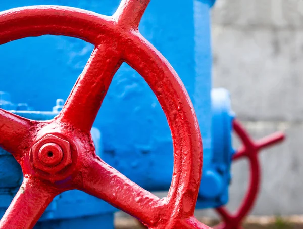 Rode Klep Blauwe Pijp Klep Met Wielgreep Industriële Uitrusting Close — Stockfoto