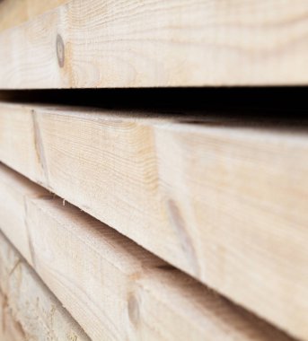 Tahta kalaslar. Hava kurutucu kereste yığını. (baharatlı kereste veya ahşap çeşnisi) Kereste. Kereste. Yakın plan..