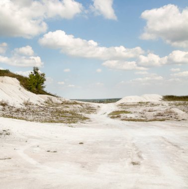 Ukrayna 'nın Sumy bölgesindeki tebeşir madenciliğindeki yol. Tebeşir tepeleri. Kireçtaşı ocağı. Açık döküm madencilik. 