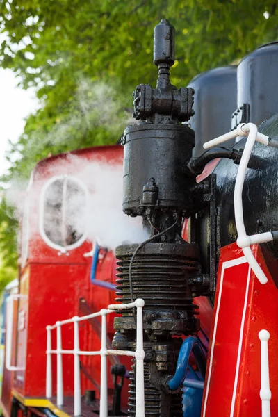 Vecchia Locomotiva Vapore Che Soffia Fuori Vapore Dal Fischio — Foto Stock