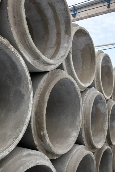 成堆的新混凝土管子 管道建设 建筑材料 图库图片