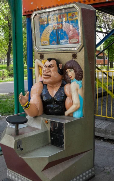 Kyiv Ukraine April 2016 Attractions Amusement Park Waiting Visitors Arm – stockfoto