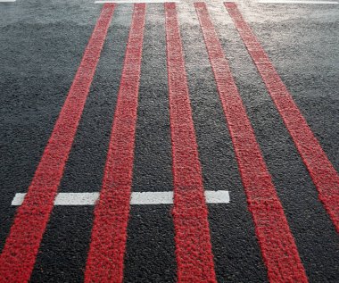 Yolda kırmızı gürültü şeritleri var. Uyuyan hatlar, alarm şeritleri, duyulabilir çizgiler, uykulu tümsekler. Uyandırma çağrıları, hırıltılar, sürüklenme hatları, sarhoş tümsekleri.. 