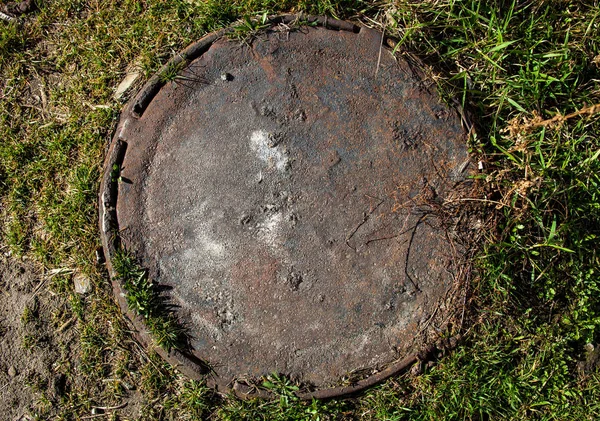 Alcantarilla Con Cubierta Metálica Oxidada Hierba — Foto de Stock