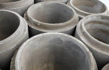 Bir yığın yeni beton boru. Boru hattı inşaatı. İnşaat malzemesi.
