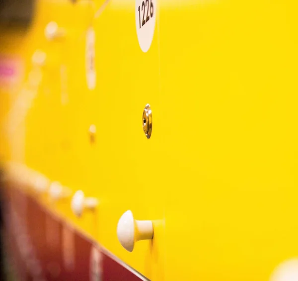 Шкафчики Раздевалке Яркие Желтые Красные Двери — стоковое фото