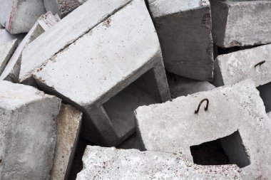 İnşaat alanında beton bloklar var. Kapat..