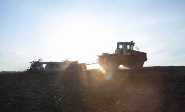 İlkbaharda Ukrayna 'da toprağı disk kirişleriyle harap etmek.