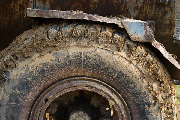 Modderige Wielen Van Grote Vrachtwagen Sluiten — Stockfoto