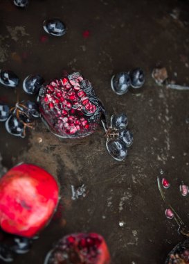 Çürük nar ve üzüm birikintisi. Bozuk ürünler.