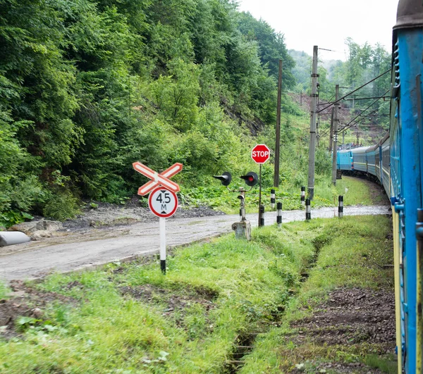 Pociąg Pasażerski Przejeżdżający Przez Przejazd Kolejowy Światłami Drogowymi Znakiem Stopu — Zdjęcie stockowe